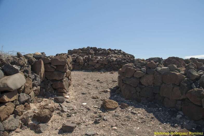 Estructura habitacional aborigen en la cima del morro de Tufia (Foto Ildefonso Rodríguez)